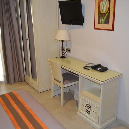 Отель Versalles Granja de Rocamora